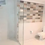 Paddys Apartments, Hisaroenue *