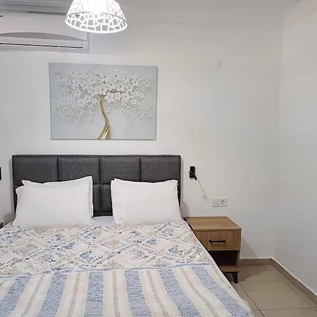 Paddys Apartments, Hisaroenue アパート フェティエ