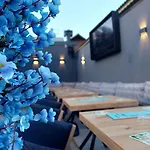 Paddys Apartments, Hisaroenue
