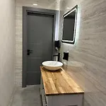 Paddys Apartments, Hisaroenue