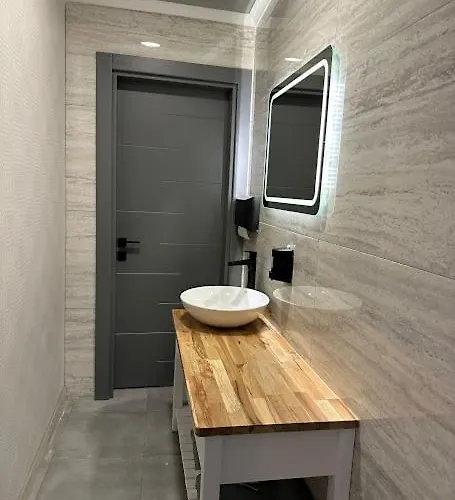 Paddys Apartments, Hisaroenue