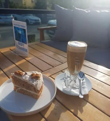 Paddys Apartments, Hisaroenue